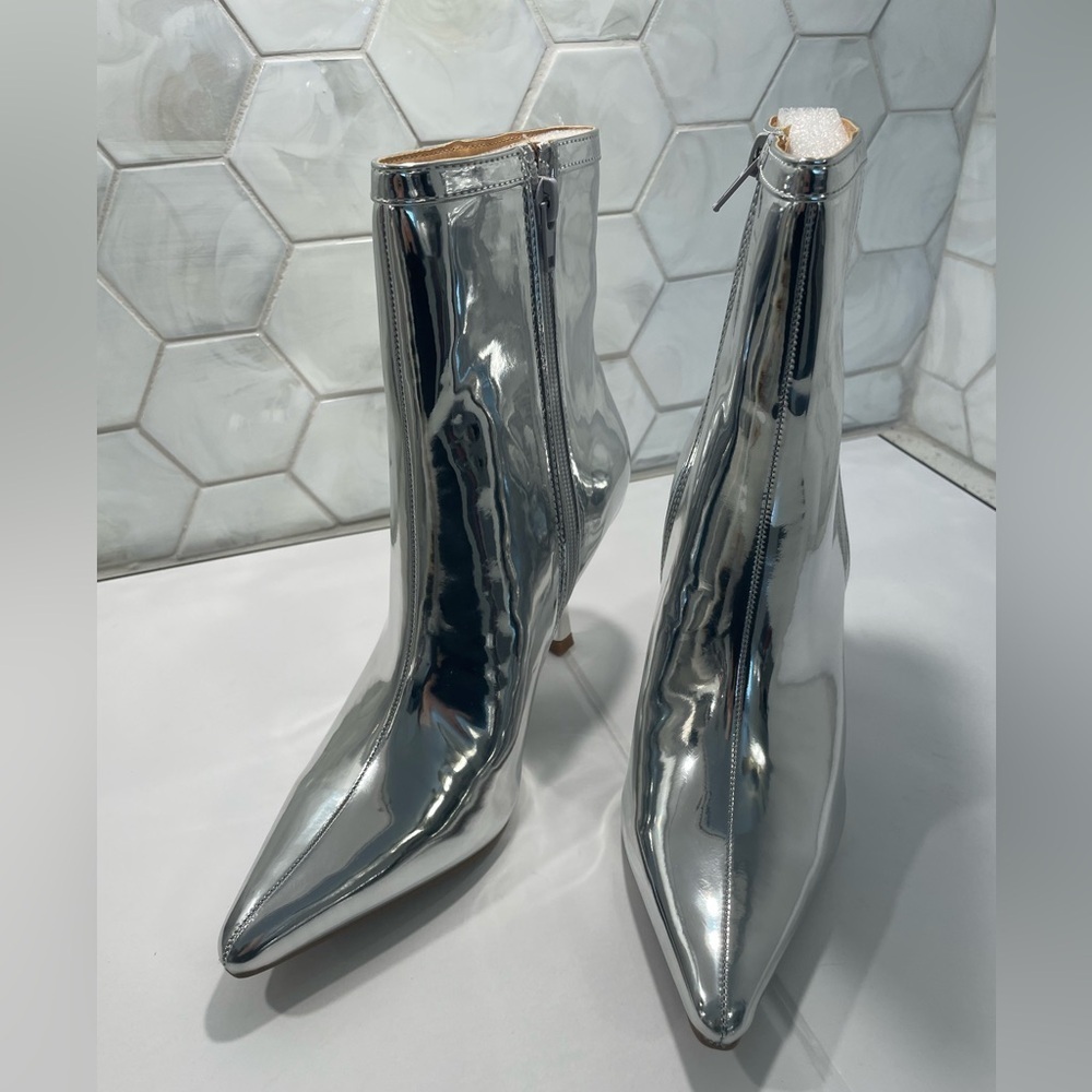 Wild Diva Lounge Silver Metallic Pointed Toe Bootie Size 7 M ‘Sultry’ Ankle High - Picture 2 of 11
